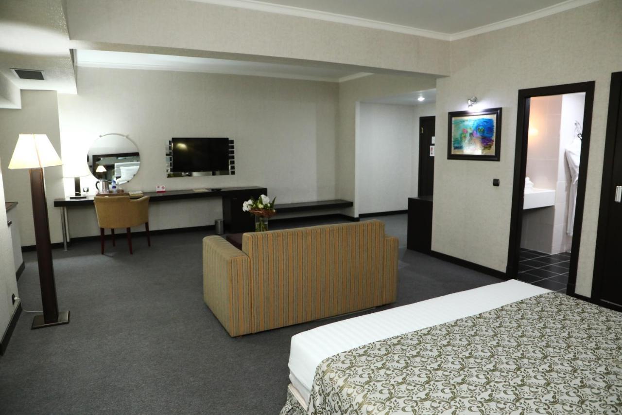 Le Grande Plaza Hotel ทาชเคนต์ ภายนอก รูปภาพ