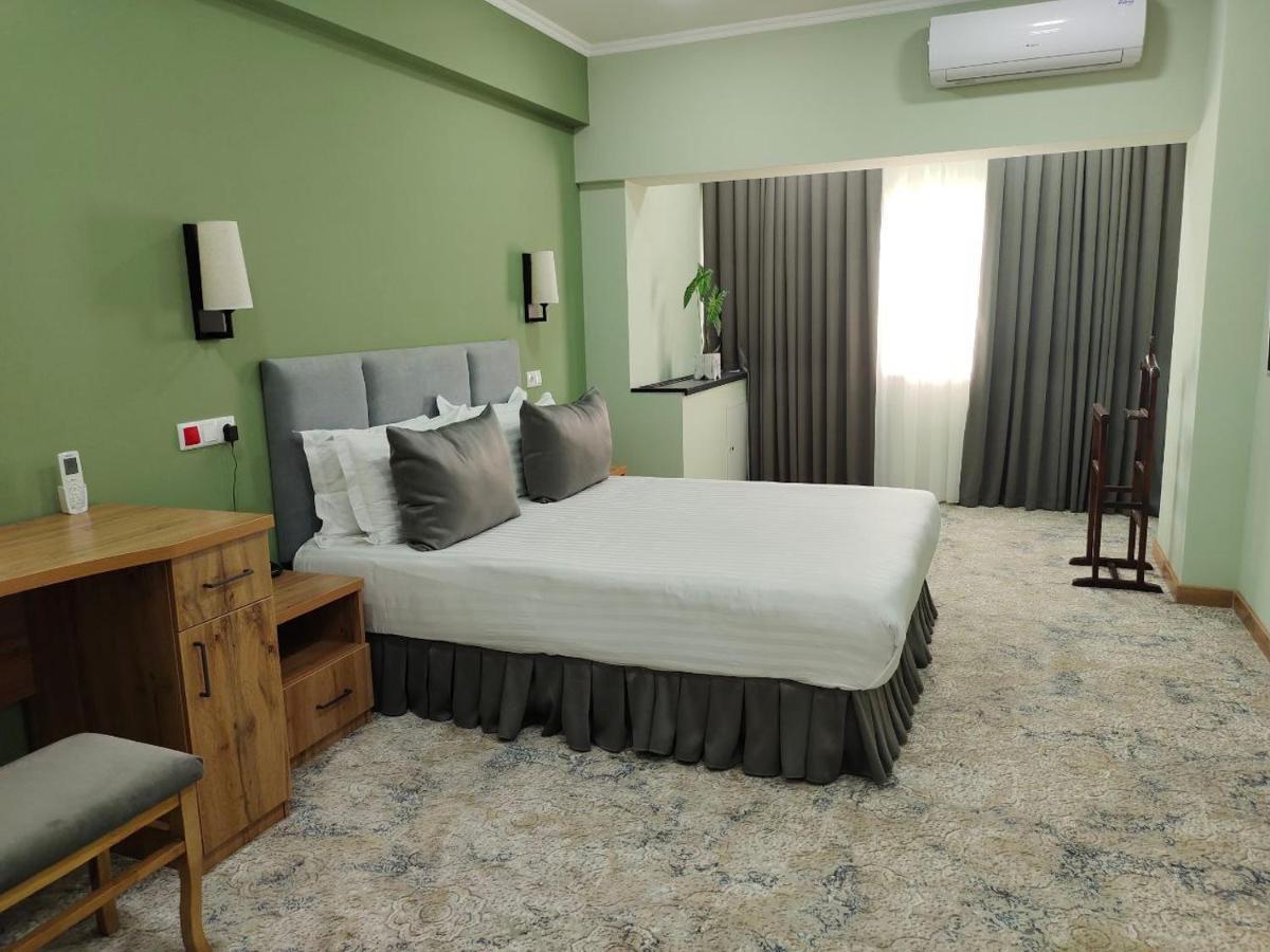 Le Grande Plaza Hotel ทาชเคนต์ ภายนอก รูปภาพ