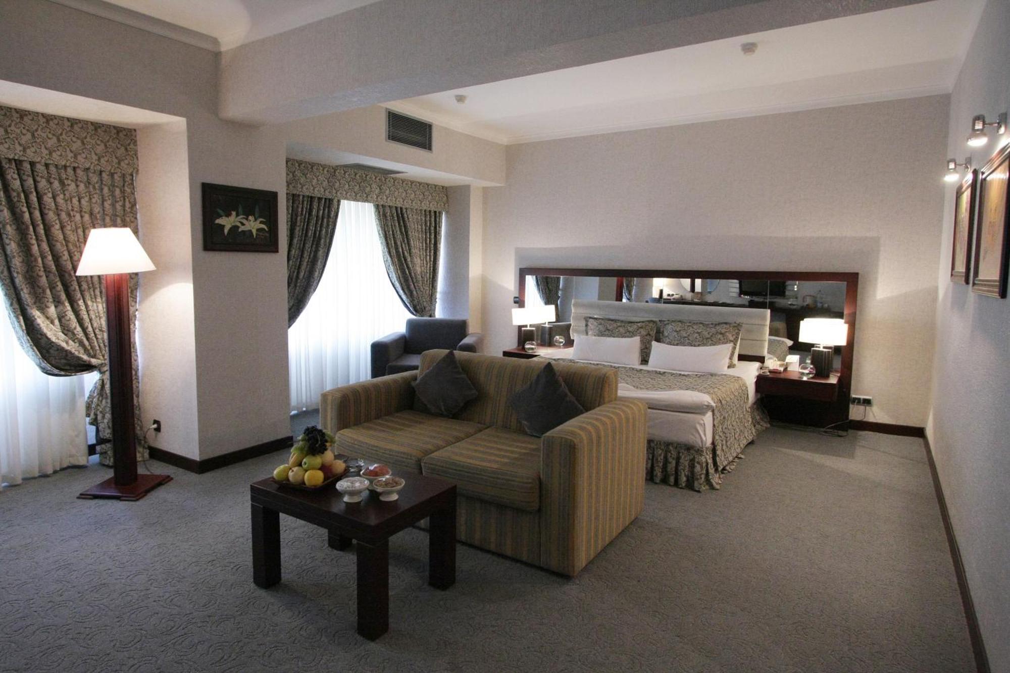 Le Grande Plaza Hotel ทาชเคนต์ ภายนอก รูปภาพ