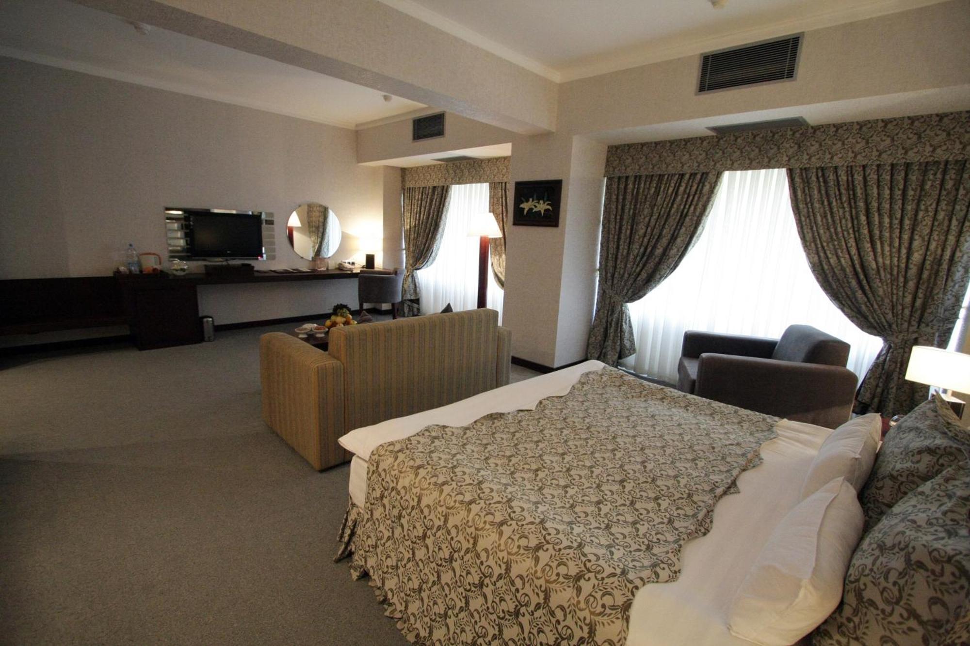 Le Grande Plaza Hotel ทาชเคนต์ ภายนอก รูปภาพ